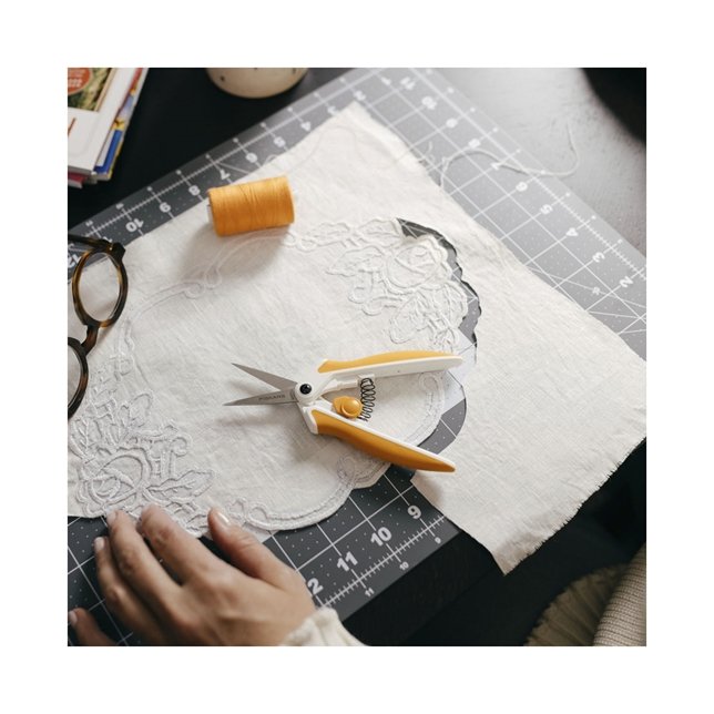 1070029_FiskarsEMEA_04_Premier-EasyAction-Sewing-scissors.jpg FISKARS Micro Tip Scissor 15cm - Image 5